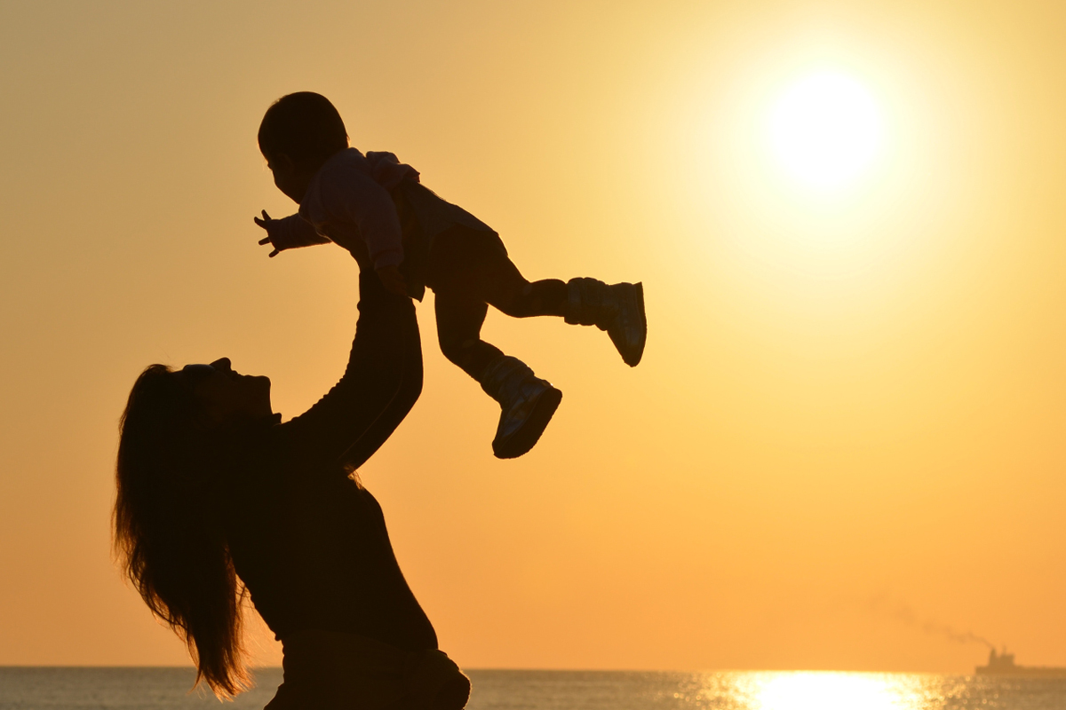 Silhouette-of-mom-holding-baby-generic-POST-1200x800